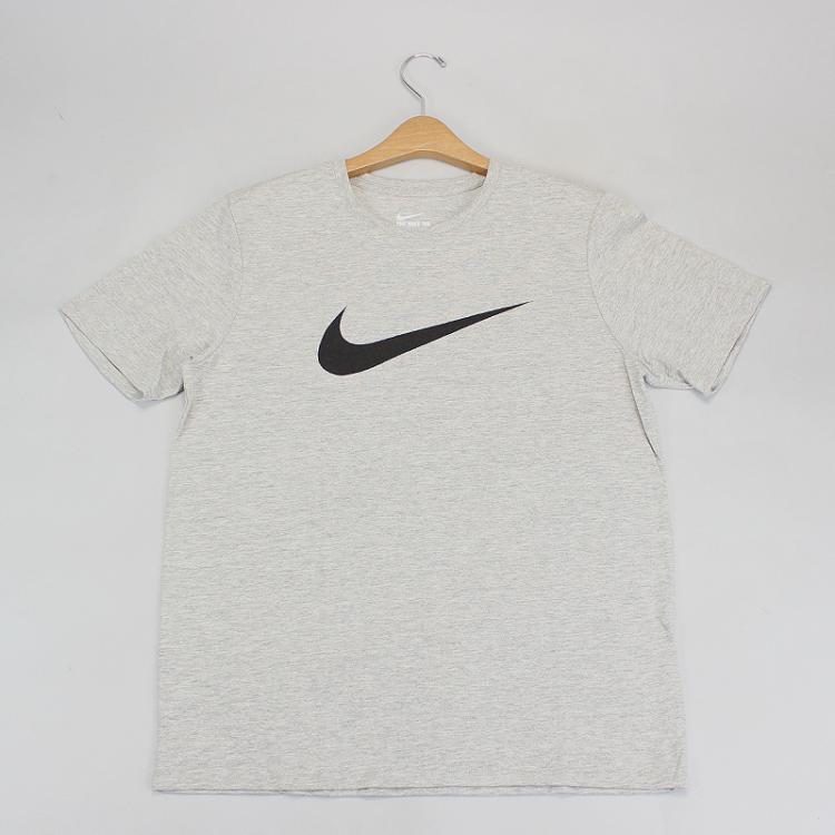 Camiseta Nike Chest Cinza