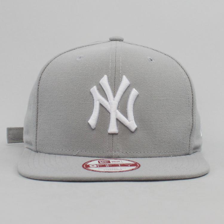 Boné New Era Strapback New York Yankees Cinza